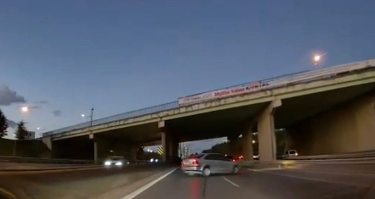 onundeki surucuyu taciz etti onunu kesti kaza yaptirip yoluna devam etti IMqSYWiP