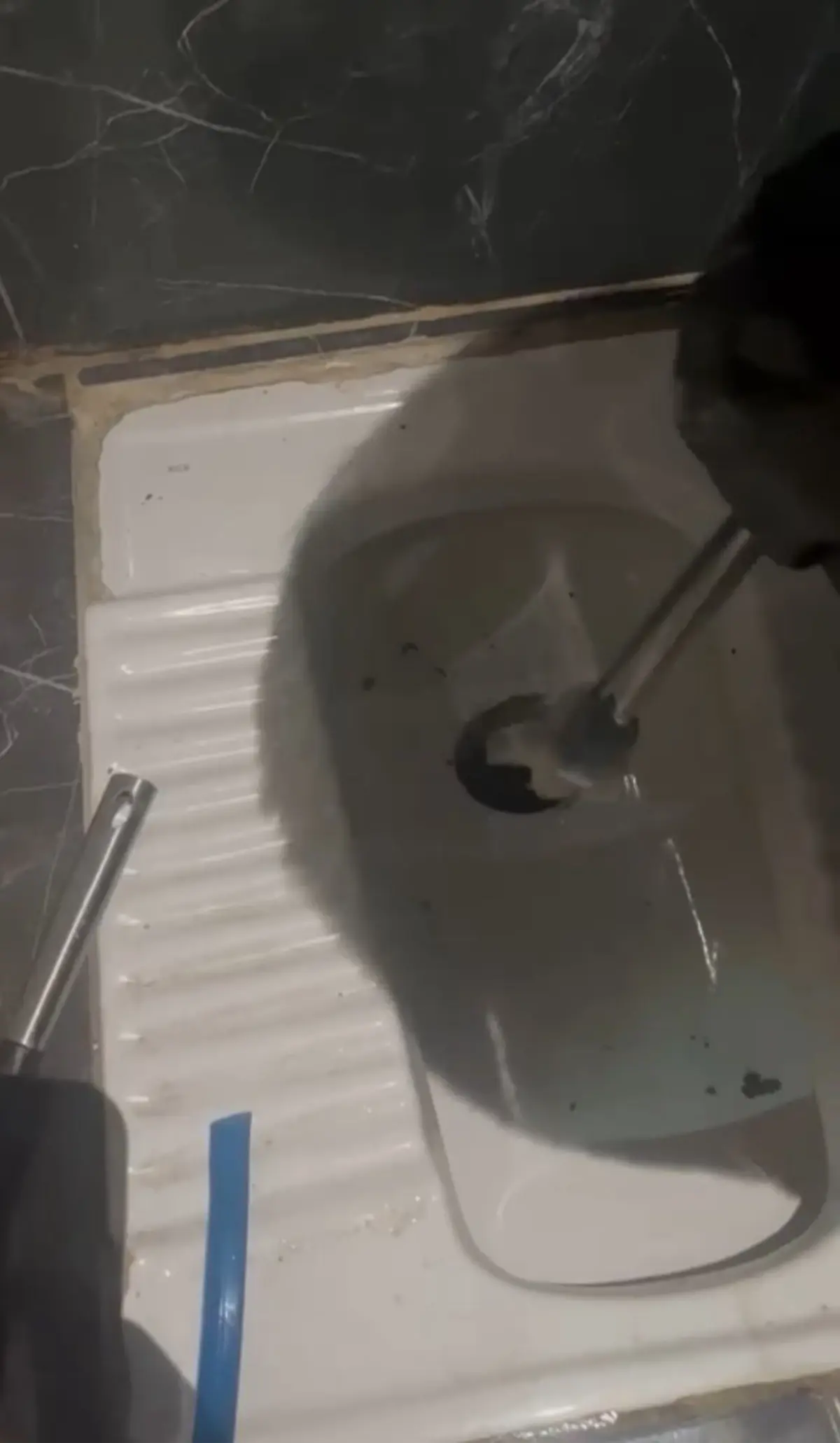 uyusturucu suphelisi tuvalette yakalandi CHuMkDhh