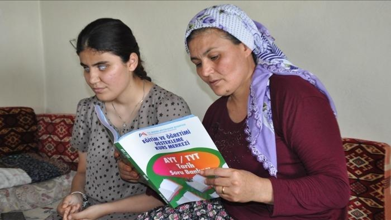 Görme engelli Selvi üniversite sınavında ilk 10 bine girdi! İlköğretim mezunu annesi öğretmeni oldu