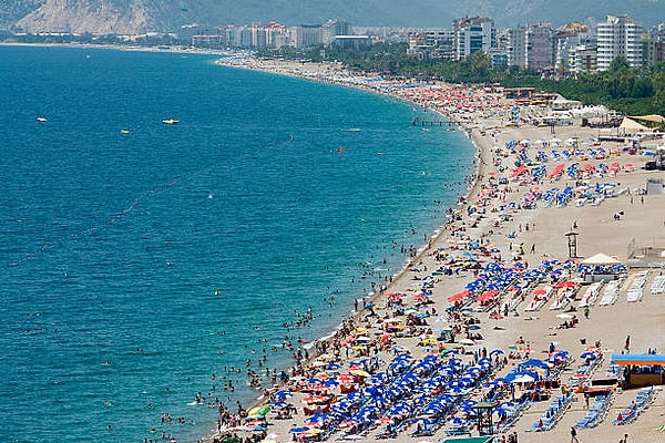 ** Antalya’da 2026 Yazında Plaj Keyfi ve Sıcak Günler
